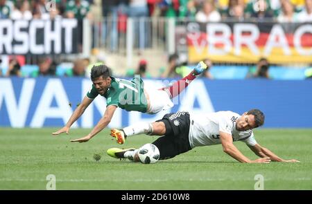 Deutschlands Mats Hummels (rechts) tackt gegen Mexikos Carlos Vela während der Spiel Stockfoto