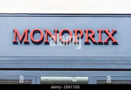 PARIS - APR 30: Monoprix-Logo in Paris am 30. April. 2018 in Frankreich. Monoprix ist die Geschäfte des Unternehmens kombinieren Lebensmitteleinzelhandel mit Hardware Stockfoto