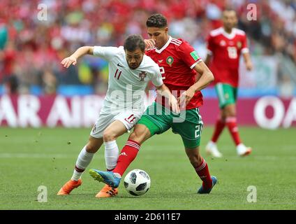 Portugals Bernardo Silva (links) und Marokkos Achraf Hakimi kämpfen um Der Ball Stockfoto
