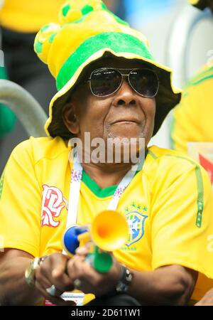 Ein Brasilien-Fan zeigt vor dem Spiel seine Unterstützung Stockfoto