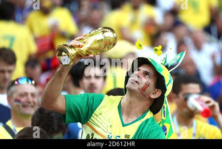 Ein Brasilien-Fan zeigt seine Unterstützung auf den Tribünen Stockfoto