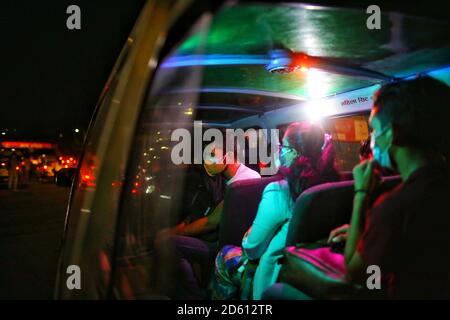 (201014) -- KATHMANDU, 14. Oktober 2020 (Xinhua) -- Nepalesen tragen Gesichtsmasken als Vorsichtsmaßnahme gegen das Coronavirus, während sie in einem lokalen Bus in Kathmandu, Nepal, fahren, 14. Oktober 2020. (Foto von Sulav Shrestha/Xinhua) Stockfoto