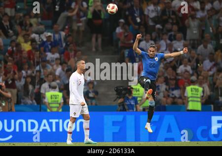 Portugals Cristiano Ronaldo (links) wirkt niedergeschlagen, während Uruguays Martin Caceres Feiert nach dem letzten Pfiff Stockfoto