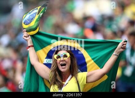 Ein Brasilien-Fan auf den Tribünen zeigt ihre Unterstützung Stockfoto