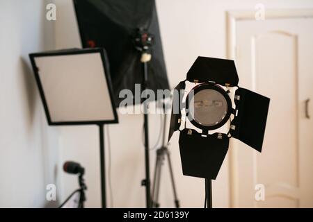 Fotografie-Studio-Blitz auf einem Leuchtenständer auf weißem Hintergrund mit Lampe. Profetional Ausrüstung wie Monoblock oder Monolight. Stockfoto