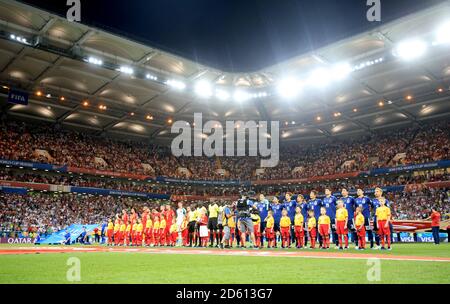 Die beiden Teams stehen für die Nationalhymnen an Stockfoto