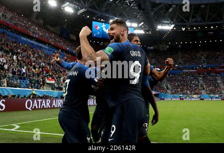 Frankreichs Olivier Giroud feiert nach seinem Teamkollegen Samuel Umtiti (verdeckt) Erzielt das erste Tor seines Spielers Stockfoto