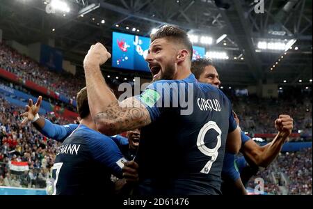 Frankreichs Olivier Giroud feiert nach seinem Teamkollegen Samuel Umtiti (verdeckt) Erzielt das erste Tor seines Spielers Stockfoto