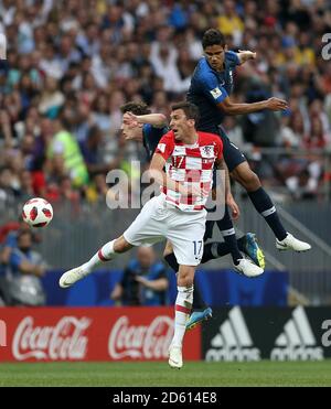 Der Kroatische Mario Mandzukic (Mitte) kämpft mit dem Franzosen Benjamin Pavard (links) und Raphael Varane beim Finale der FIFA Fußball-Weltmeisterschaft 2018 im Luzhniki-Stadion in Moskau am 15. Juli 2018 Stockfoto