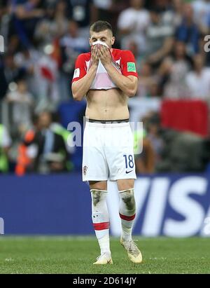 Die Kroatiens Ante Rebic wirkt niedergeschlagen, nachdem Frankreich beim Finale der FIFA Fußball-Weltmeisterschaft 2018 im Luzhniki-Stadion in Moskau am 15. Juli 2018 ihr drittes Tor erzielt hat Stockfoto