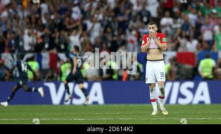 Die Kroatiens Ante Rebic wirkt niedergeschlagen, nachdem Frankreich beim Finale der FIFA Fußball-Weltmeisterschaft 2018 im Luzhniki-Stadion in Moskau am 15. Juli 2018 ihr drittes Tor erzielt hat Stockfoto