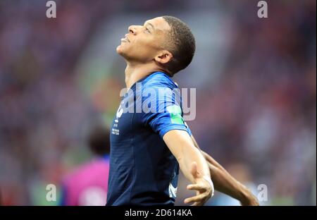 Frankreichs Kylian Mbappe feiert Scoring seiner Seite das vierte Tor von Das Spiel Stockfoto