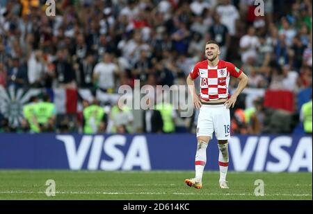 Die Kroatiens Ante Rebic wirkt niedergeschlagen, nachdem Frankreich beim Finale der FIFA Fußball-Weltmeisterschaft 2018 im Luzhniki-Stadion in Moskau am 15. Juli 2018 ihr drittes Tor erzielt hat Stockfoto