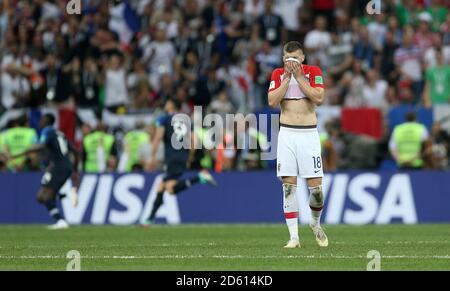 Die Kroatiens Ante Rebic wirkt niedergeschlagen, nachdem Frankreich beim Finale der FIFA Fußball-Weltmeisterschaft 2018 im Luzhniki-Stadion in Moskau am 15. Juli 2018 ihr drittes Tor erzielt hat Stockfoto