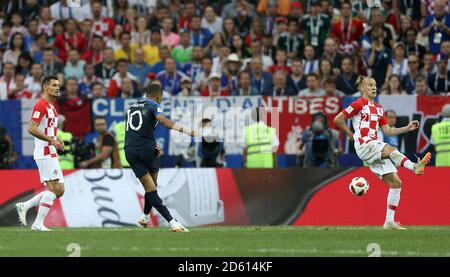 Der Franzose Kylian Mbappe erzielt beim Finale der FIFA Fußball-Weltmeisterschaft 2018 im Luzhniki-Stadion in Moskau am 15. Juli 2018 das vierte Tor seiner Spielmannschaft Stockfoto