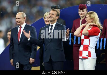 Der russische Präsident Wladimir Putin (links), der französische Präsident Emmanuel Macron und der kroatische Präsident Kolinda Grabar-Kitarovic nach dem Finale der FIFA Fußball-Weltmeisterschaft 2018 im Luschniki-Stadion in Moskau, 15. Juli 2018 Stockfoto
