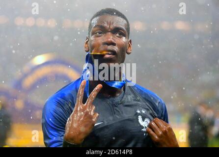 Frankreichs Paul Pogba feiert mit seiner Medaille nach dem Sieg Frankreichs Die FIFA Fußball-Weltmeisterschaft 2018 Stockfoto