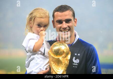 Der französische Antoine Griezmann feiert mit Tochter Mia Griezmann und der Trophäe nach Frankreich gewinnt die FIFA Fußball-Weltmeisterschaft 2018 Stockfoto