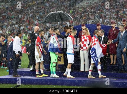 Kroatische Spieler sammeln nach dem Finale der FIFA Fußball-Weltmeisterschaft 2018 im Luzhniki-Stadion in Moskau am 15. Juli 2018 ihre Nächstplatzierten von FIFA-Präsident Gianni Infantino, dem russischen Präsidenten Wladimir Putin, dem französischen Präsidenten Emmanuel Macron, dem kroatischen Präsidenten Kolinda Grabar-Kitarovic und dem Präsidenten des kroatischen Fußballverbands davor Suker Stockfoto
