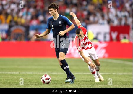 Der französische Benjamin Pavard (links) und der kroatische Ivan Perisic kämpfen beim Finale der FIFA Fußball-Weltmeisterschaft 2018 im Luschniki-Stadion in Moskau am 15. Juli 2018 um den Ball Stockfoto