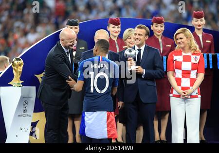 Der französische Präsident Kylian Mbappe erhält nach dem Finale der FIFA-Weltmeisterschaft 2018 im Luzhniki-Stadion in Moskau am 15. Juli 2018 den Preis für den besten jungen Spieler von Frankreichs Präsident Emmanuel Macron (Mitte), FIFA-Präsident Gianni Infantino (links), dem russischen Präsidenten Wladimir Putin und dem kroatischen Präsidenten Kolinda Grabar-Kitarovic Stockfoto