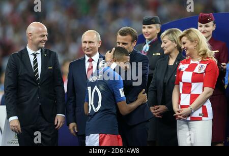 Der französische Präsident Kylian Mbappe erhält nach dem Finale der FIFA-Weltmeisterschaft 2018 im Luzhniki-Stadion in Moskau am 15. Juli 2018 den Preis für den besten jungen Spieler von Frankreichs Präsident Emmanuel Macron (Mitte), FIFA-Präsident Gianni Infantino (links), dem russischen Präsidenten Wladimir Putin und dem kroatischen Präsidenten Kolinda Grabar-Kitarovic Stockfoto