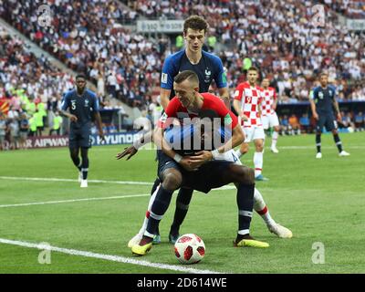 Kroatiens Ivan Perisic (Mitte) kämpft mit dem französischen Paul Pogba (vorne) und Benjamin Pavard beim Finale der FIFA Fußball-Weltmeisterschaft 2018 im Luzhniki-Stadion in Moskau am 15. Juli 2018 Stockfoto