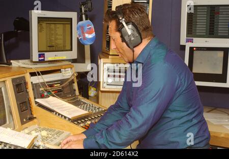 Capital Radio DJ Dr. Fox im Capital Radio Studio In London Leicester Square zum 9. Jahrestag der Die Pepsi Chart Show moderiert von Fox Stockfoto