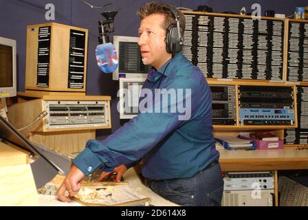 Capital Radio DJ Dr. Fox im Capital Radio Studio In London Leicester Square zum 9. Jahrestag der Die Pepsi Chart Show moderiert von Fox Stockfoto