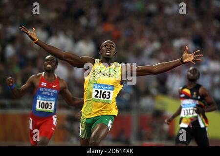 Datei Foto: Usain Bolt probiert für die australische Fußballmannschaft Central Coast Mariners aus. Jamaikas Usain Bolt feiert den Sieg im 200-m-Finale der Männer. ... Olympische Spiele - Peking Olympische Spiele 2008 - Tag Zwölf ... 20-08-2008 ... Peking ... China ... Bildnachweis sollte lauten: John Walton/EMPICS Sport. Eindeutige Referenz-Nr. 6259224 ... Stockfoto