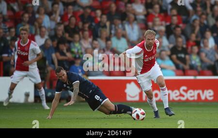 Ajax's Siem de Jong (rechts) hält sich gegen Walsall's Kieron Morris während eines Vorsaison-Freundschaftsspiels im Banks-Stadion Walsall. Stockfoto