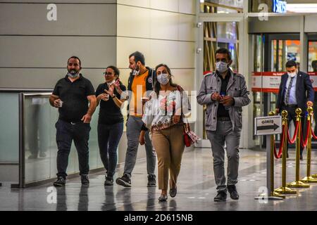 Ankara, Türkei. Oktober 2020. Menschen mit Schutzmasken gehen aus einem Einkaufszentrum inmitten des Coronavirus (COVID-19) Ausbruchs. Kredit: Altan Gocher/ZUMA Wire/Alamy Live Nachrichten Stockfoto