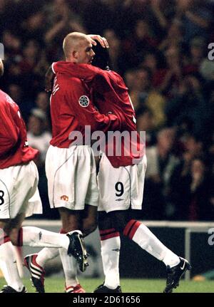 David Beckham (l.) von Manchester United gratuliert Andrew Cole (r.) dazu Scoring das erste Tor des Spiels Stockfoto