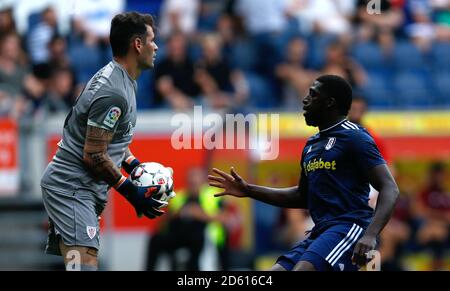 Fulham's Aboubakar Kamara (rechts) und Athletic Club Torwart Iago Herrerin während des Spiels zwischen Fulham FC und Athletic Club. Stockfoto