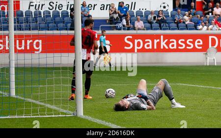 Athletic Bibao Torhüter Iago Herrerin (rechts) erscheint dejected, nachdem Fulham im Spiel zwischen FC Fulham und Athletic Club ein Tor erzielt hat. Stockfoto