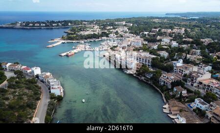 Luftaufnahme eines Ozeans und Portopetro Dorf, Insel Mallorca Stockfoto