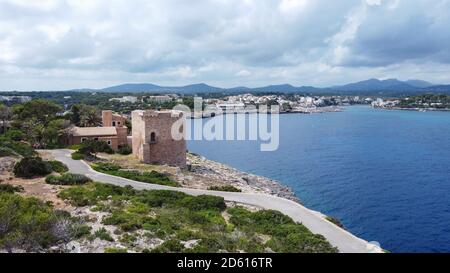 Luftaufnahme von Stadtbild und Meer in Portopetro Dorf, Insel Mallorca Stockfoto
