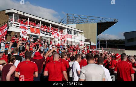 Aberdeen Fans vor dem Spiel Stockfoto