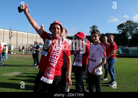 Aberdeen und Burnley Fans vor dem Spiel Stockfoto