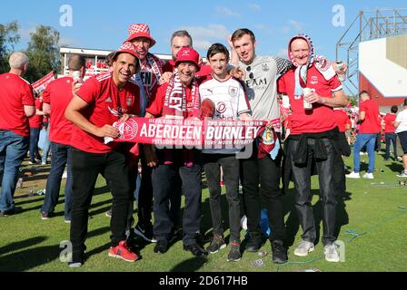 Aberdeen und Burnley Fans vor dem Spiel Stockfoto