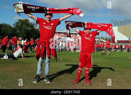 Aberdeen-Fans halten Schals vor dem Spiel Stockfoto