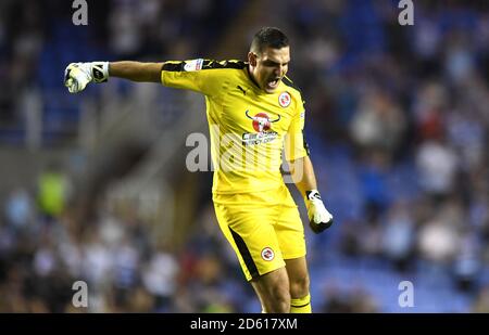 Lesen Torwart Vito Mannone feiert nach Teamkollege Jon Dadi Bodvarsson Erzielt das erste Tor seines Spielers Stockfoto