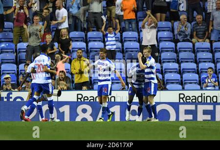 Jon Dadi Bodvarsson (rechts) von Reading feiert das erste Tor seiner Seite Ziel des Spiels mit Teamkollegen Stockfoto