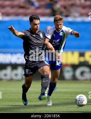 Michael Jacobs von Wigan Athletic (rechts) wird von Sheffield Wednesday's angegangen Joey Pelupessy Stockfoto