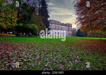 Royal Villa von Monza, einer der wichtigsten touristischen Attraktion in der Lombardei durch die herbstlichen Bäume und Laub umgeben Stockfoto