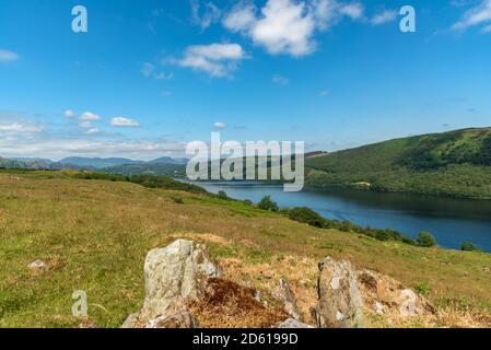 Blick über Coniston Wasser an einem sonnigen Tag suchen Das nördliche Ende des Sees von Torver Common Stockfoto