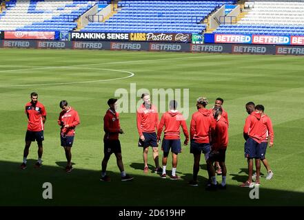 Das Team von Bristol City inspiziert das Spielfeld vor dem Himmel Bet Championship Spiel gegen Bolton Wanderers Stockfoto