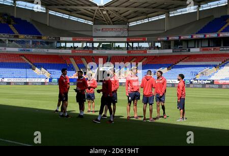 Das Team von Bristol City inspiziert das Spielfeld vor dem Himmel Bet Championship Spiel gegen Bolton Wanderers Stockfoto