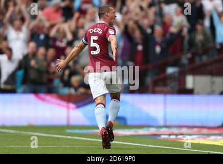 James Chester von Aston Villa feiert sein erstes Tor Stockfoto