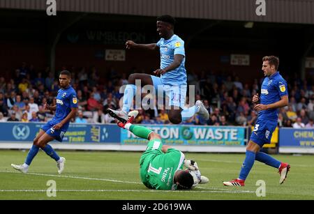 Jordy Hiwula (Zentrum) von Coventry City in Aktion Stockfoto